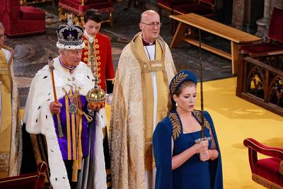 Penny Mordaunt steelt de show : eerste vrouw die Staatszwaard mag dragen tijdens kroning