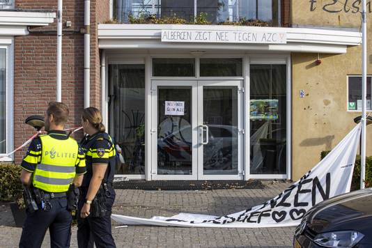 De politie doet onderzoek op het terrein van het Albergse 'asielhotel' 't Elshuys waar brand heeft gewoed.