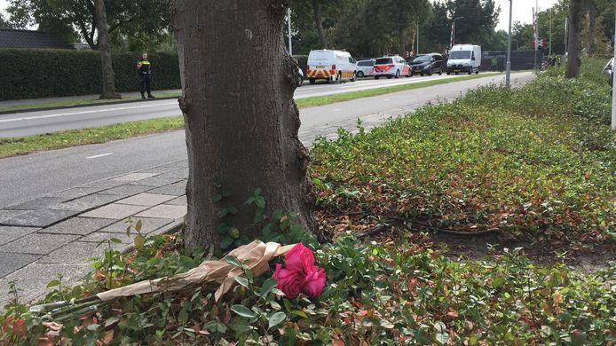 Bloemen bij de plaats van het ongeval in Oss.