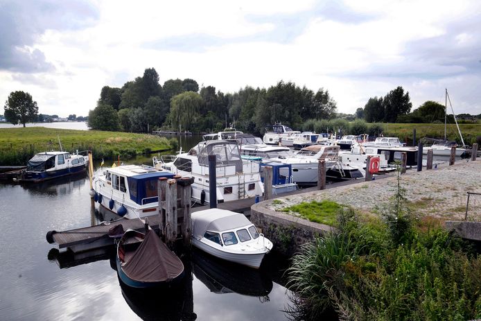 Op de plek van de jachthaven (niet voor onbevoegden!) lag vlak na de oorlog een schip van het Rode Kruis dat dienstdeed als noodziekenhuis voor de inwoners van vooral Dussen, Hank en Nieuwendijk.