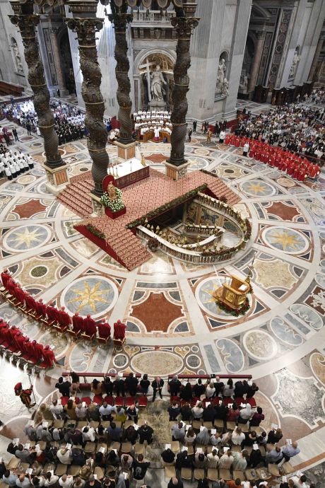 Un homme nu monte sur l'autel de la basilique Saint-Pierre, au Vatican