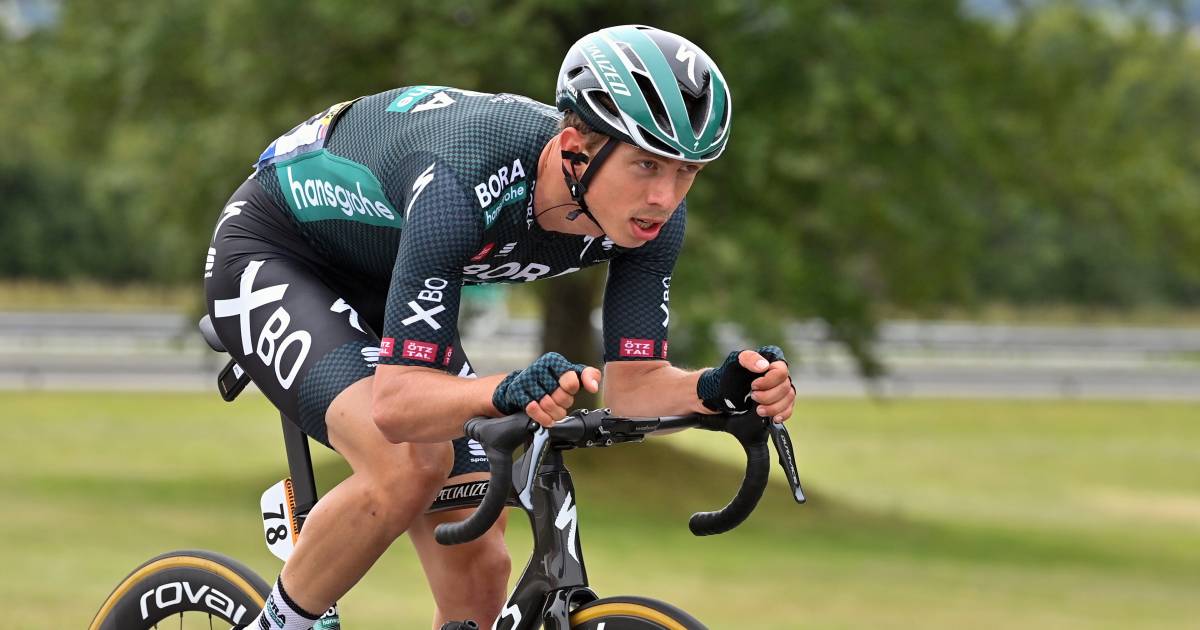 LIVE | Toeschouwer met kartonnen bord veroorzaakt enorme valpartij met veel slachtoffers | Tour ...