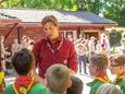 Freek Vonk spreekt jonge leden toe bij de scouting de John McCormickgroep in Zoetermeer.