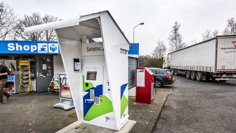 Een automaat van Viapass bij de grensovergang naar België in Bergeijk. De nieuwe overheidsdienst begeleidt de invoering van het tolsysteem. Beeld Raymond Rutting