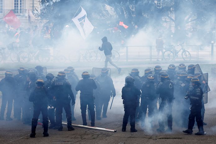 De Franse politie reageert te midden van traangas tijdens de negende dag van landelijke stakingen en protesten tegen de pensioenhervorming van de Franse regering.