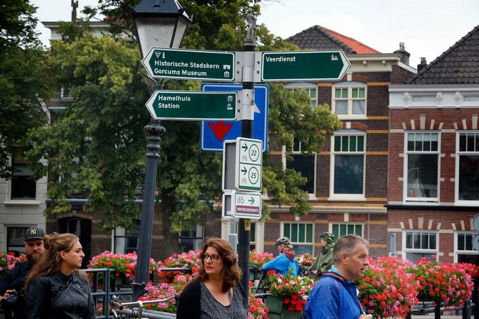 Informatiepijlen bij de Peterbrug in de binnenstad wijzen toeristen de weg.