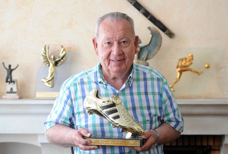 Just Fontaine met de trofee die hij kreeg als topscorer van het WK van 1958. Beeld AFP