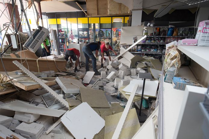 De dierenwinkel na de plofkraak.