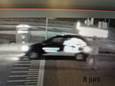 Bewakingsbeelden van een auto bij winkelcentrum Elderhof in Arnhem. De automobilist heeft zich gemeld. Hij is getuige en heeft niets met de verdachten te maken, aldus de politie. Maar wie is de figuur rechts?