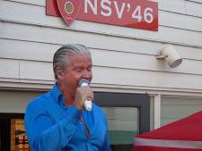 Dries Roelvink luistert kampioensfeest NSV'46 op