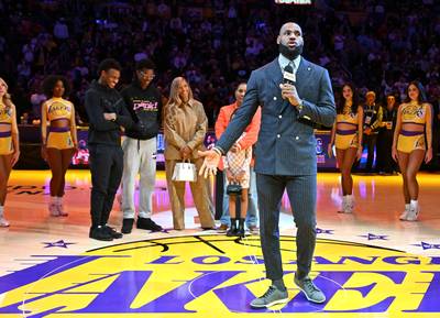 Les Lakers célèbrent LeBron James, le meilleur marqueur de l’histoire