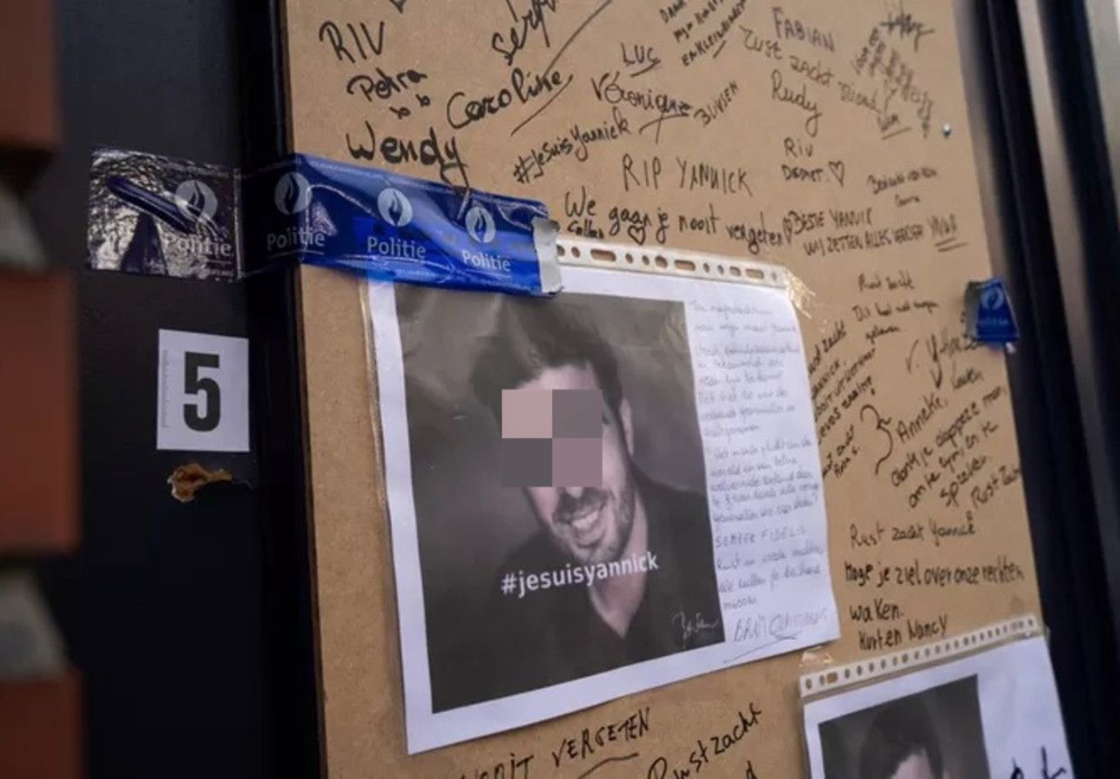 Een houten plaat voor de voordeur van Yannick V. is volgeschreven met steunbetuigingen. Met het nummer 5 duiden de onderzoekers een van de kogelgaten aan. Beeld Tessa Kraan