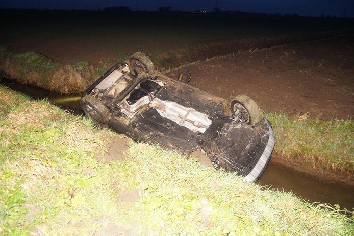 Auto in de sloot in Sprang-Capelle