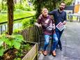 Cliënt Arie en begeleider Youri Broer maakten bordjes om rattenoverlast tegen te gaan: “Dit was ons idee, jammer dat de gemeente het geen burgerinitiatief noemt.”