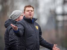 Boze Alcides-trainer gooit stoel tegen grensrechter: ‘Doe je dat thuis ook, Wilko?’