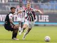 Jesse Bosch (r) snelt langs Nicky Souren, die inmiddels geblesseerd naar de kant is.