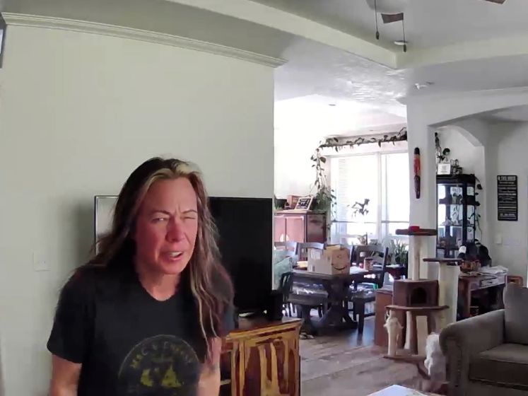 Man waarschuwt zijn slapende vrouw via intercom: “Kom naar buiten, er is brand!”