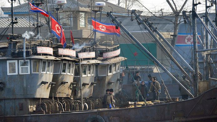 Een Noord-Koreaans schip op de Yalu rivier in Noord-Korea, gezien vanuit de Chinese grensstad Dandong.