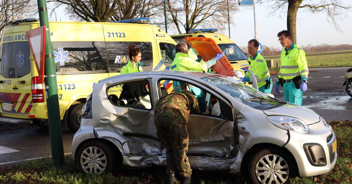 Vrouw gewond na ongeval in Odiliapeel: twee autos botsen op elkaar.