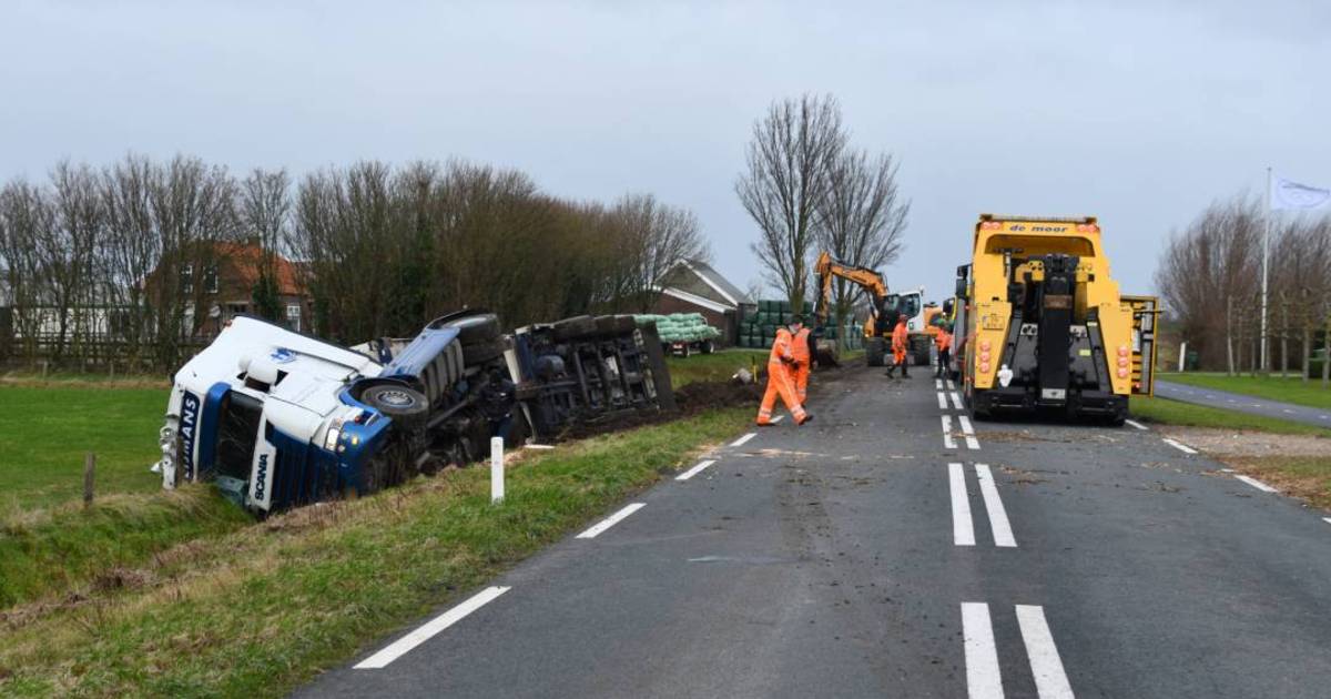 Vrachtwagen gekanteld in sloot langs N655 [+foto].