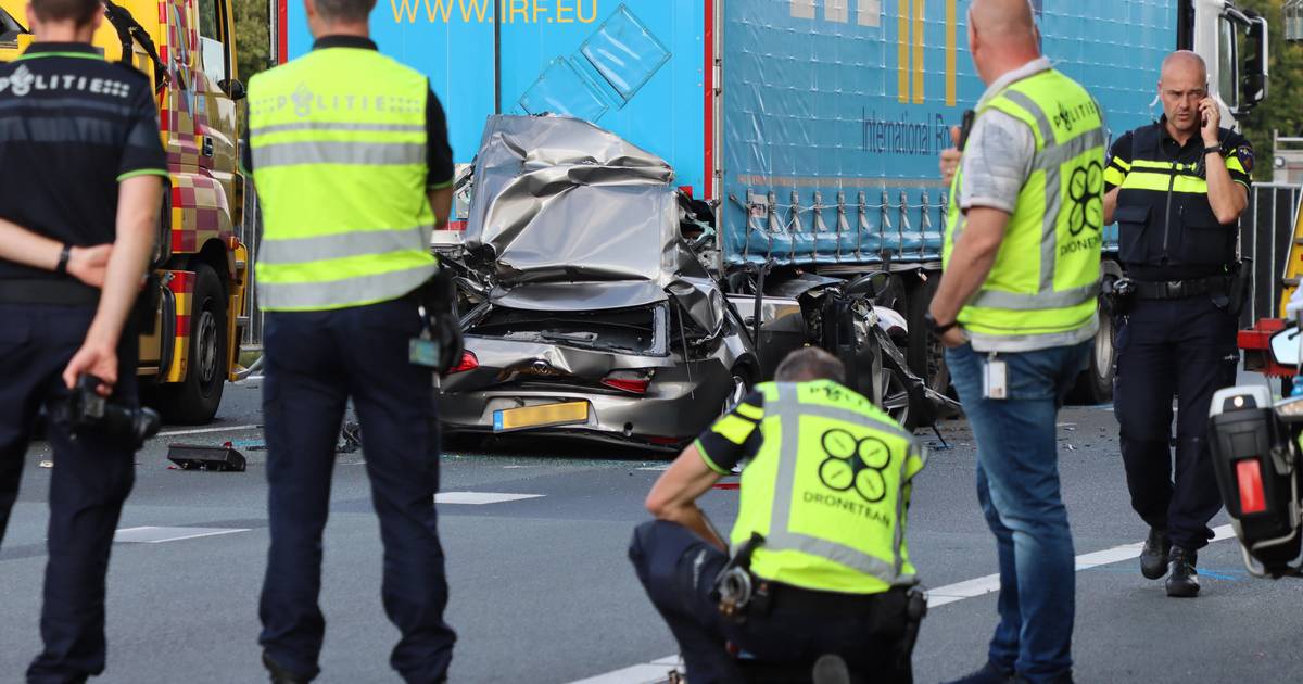 Chaos en tragedie op A1 bij grenscontrole: automobilist rijdt op file in en overlijdt onder vrachtwa