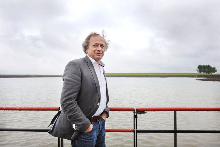 Henk Bleker, dan staatssecretaris namens het CDA, in 2011 op werkbezoek in Zeeland. 
 Beeld Guus Dubbelman / de Volkskrant