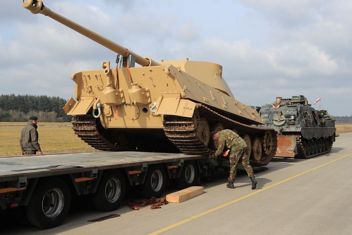 De Duitse tank wordt op een dieplader geduwd met een bergingstank (achtergrond).