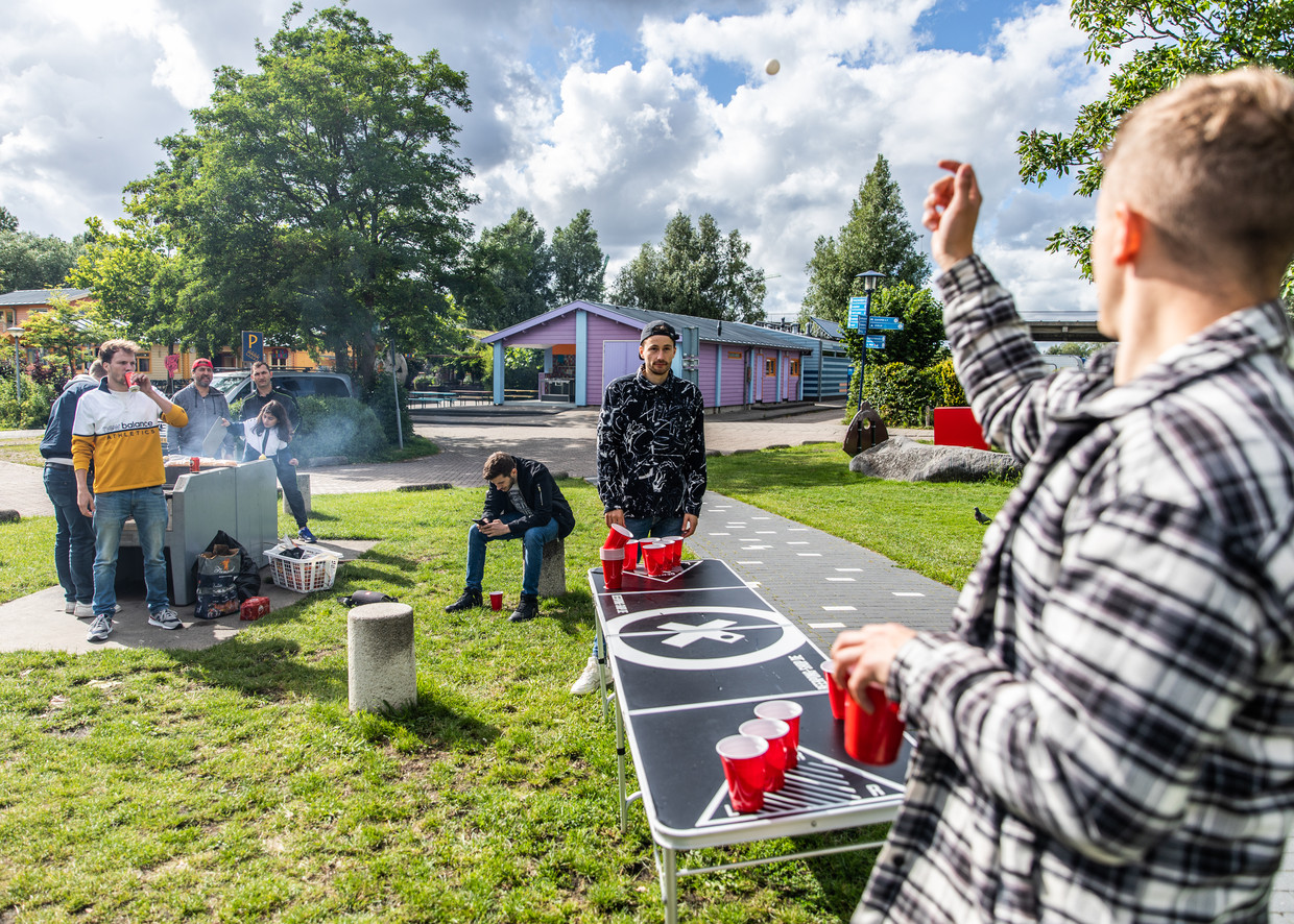 Een groep vrienden uit Osnabrück speelt bierpong op camping Zeeburg. Beeld Lin Woldendorp