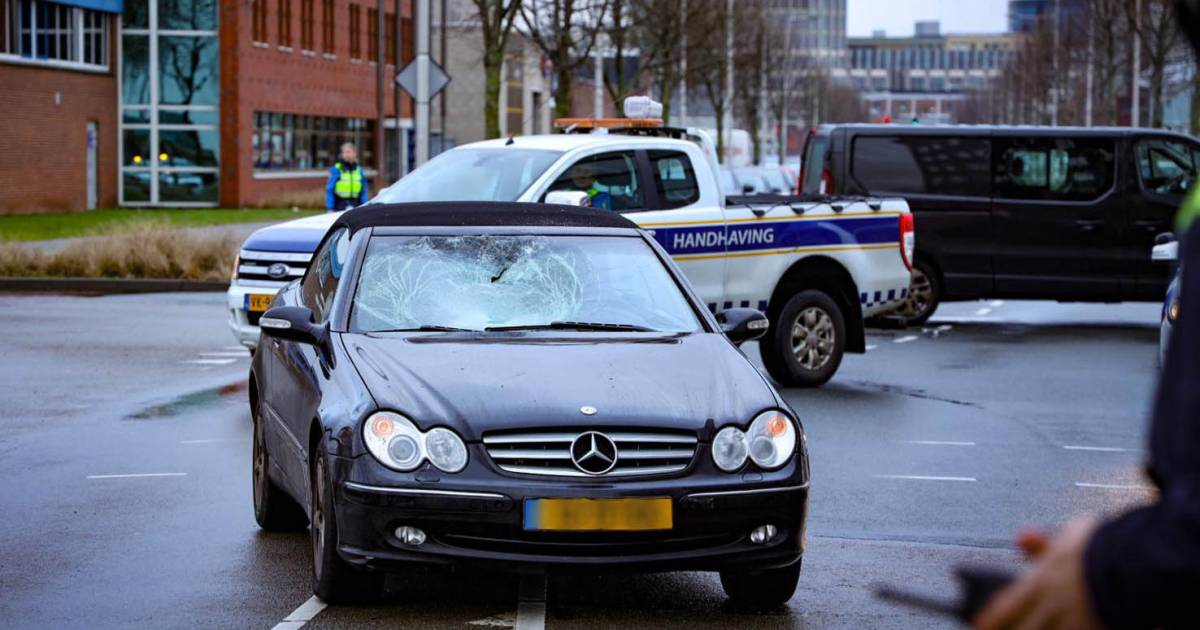 Fietser zwaargewond door ongeval met auto in Arnhem, traumahelikopter rukt uit.
