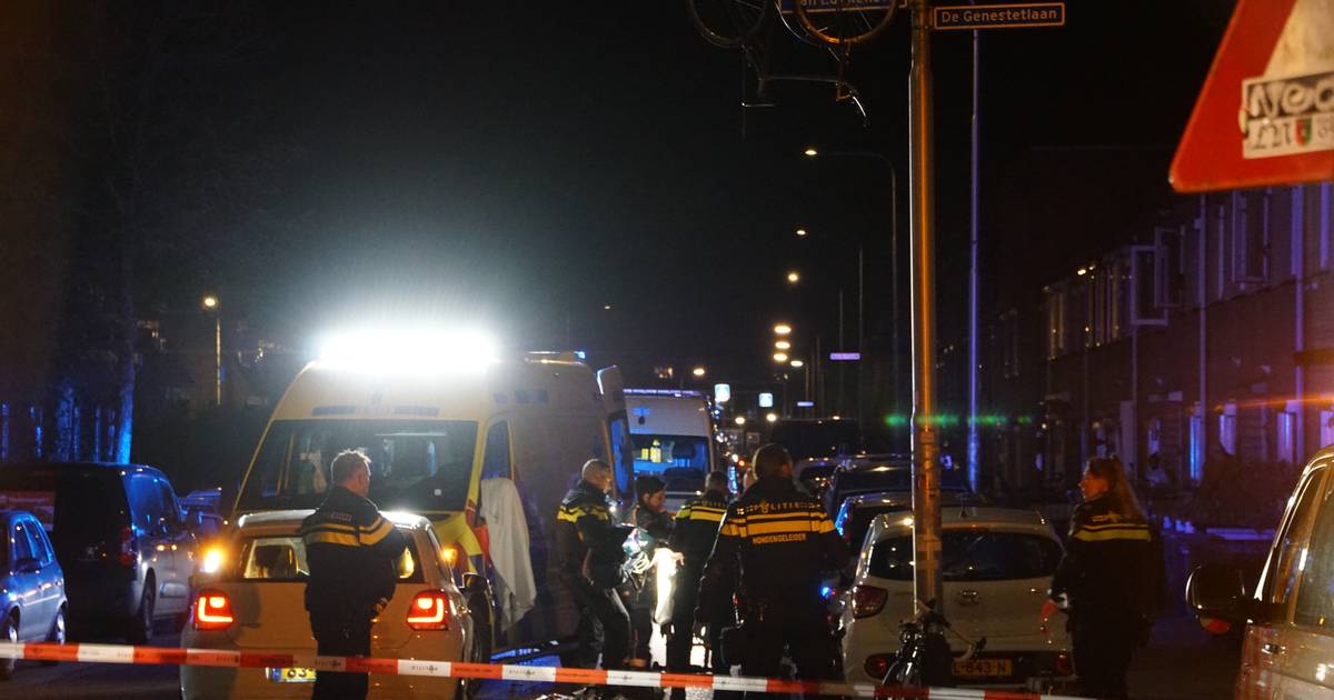 Fiets vliegt metershoog de lucht in na aanrijding en blijft hangen aan straatnaambord in Nijmegen.