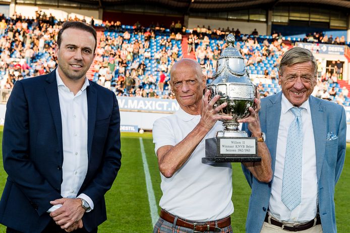 Jan Boor (midden), een van de spelers van het Willem II dat in 1963 de KNVB beker won, overhandigt een replica van de beker aan technisch directeur Joris Mathijsen. De repica werd beschikbaar gesteld door de club van oud-spelers van Willem II, waarvan Jan Vioen (rechts) voorzitter is.