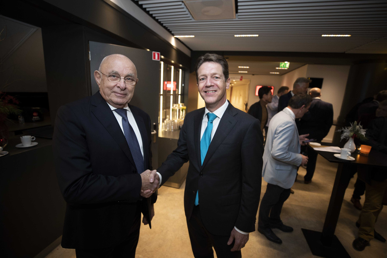Just Spee (rechts) volgt Michael van Praag (rechts) op in het bestuur van de Europese voetbalbond Uefa. Hier, in 2019, nam hij Van Praags voorzitterschap in de KNVB over. Beeld ANP
