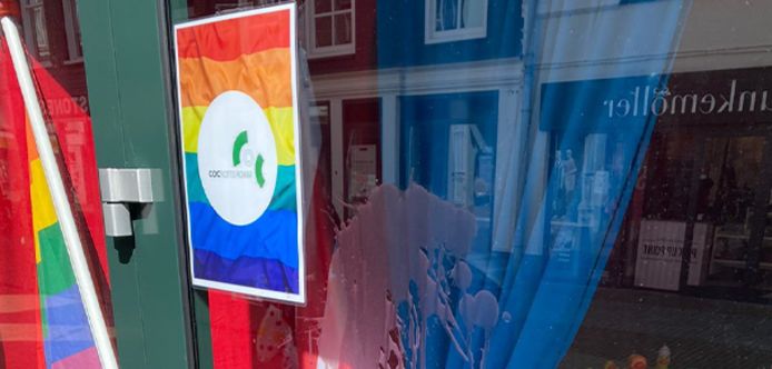 Het raam van het COC-pand in de Gasthuisstraat in Gorinchem was besmeurd.