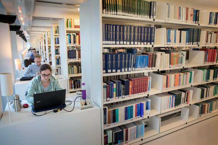 Studenten aan het werk in de Universiteitsbibliotheek van de Universiteit Utrecht. Beeld Werry Crone