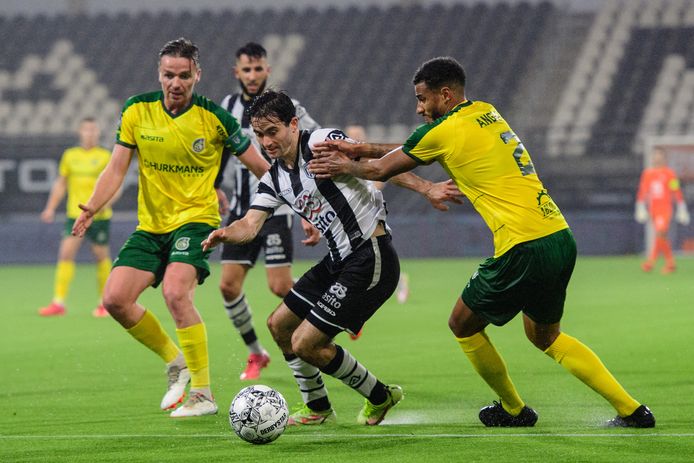 Heraclied Luca de la Torre probeert te ontsnappen bij Martin Angha van Fortuna Sittard.