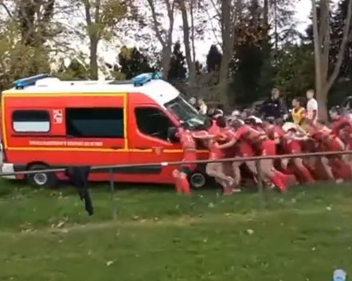 Un camion de pompiers désembourbé par des joueurs de rugby à Nîmes.