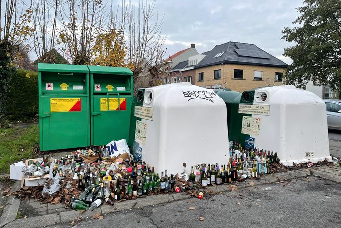 Overal in de Vlaamse Ardennen puilen glascontainers uit.