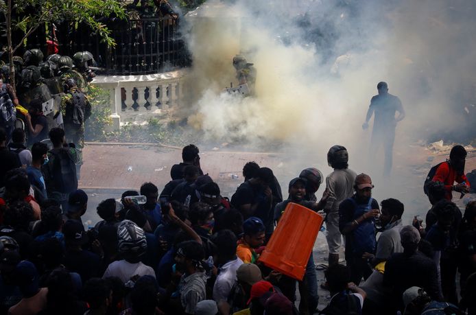 Politie zet traangas in op demonstranten in Sri Lanka.