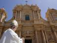 Archiefbeeld. De kathedraal van het Siciliaanse plaatsje Noto.  De man op de foto is niet de huidige bisschop. (18/07/2007)