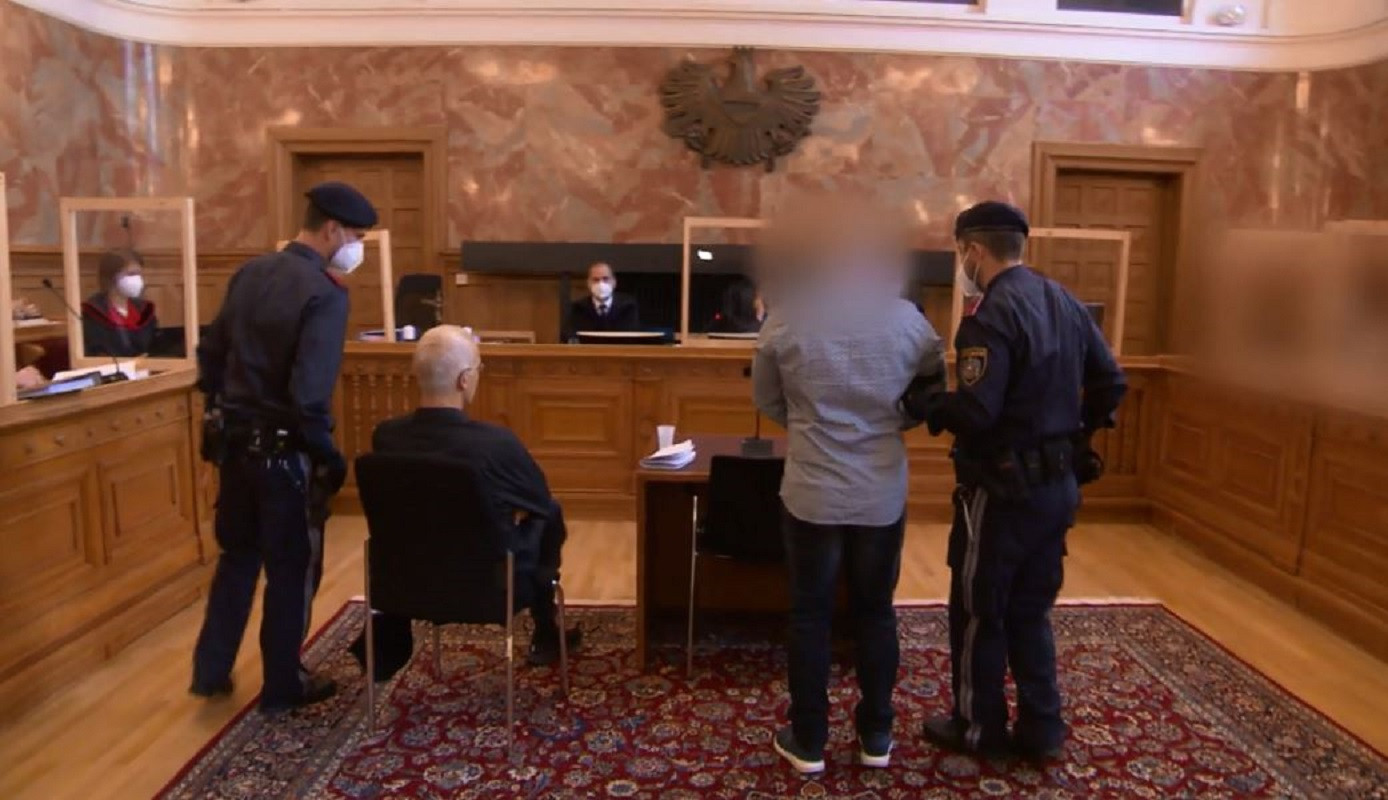 De verdachte Utrechter wordt de rechtszaal in Salzburg binnengeleid.