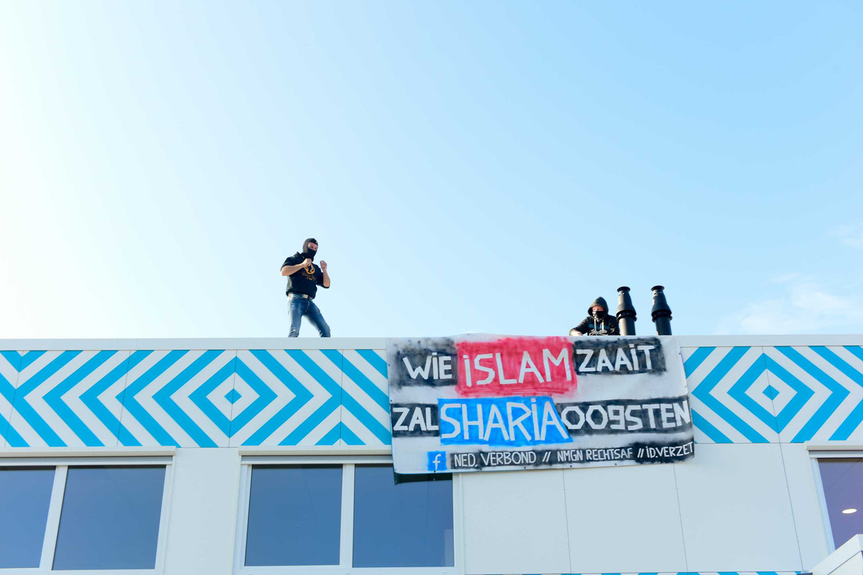 Protest, vandaag op het dak van een nieuwe islamitische middelbare school in Amsterdam. foto anp Beeld ANP
