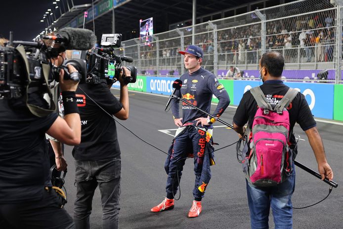 Max Verstappen praat met de pers na de kwalificatie.