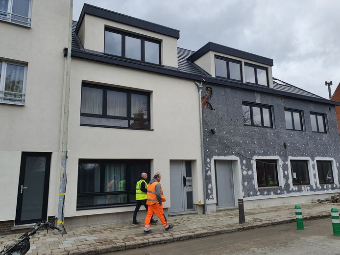 Het echtpaar woonde op de eerste verdieping van het witte huis. De lichamen werden per toeval ontdekt.