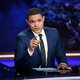 Nieuwe 'Daily Show'-host: degelijk debuut, maar iets te braaf