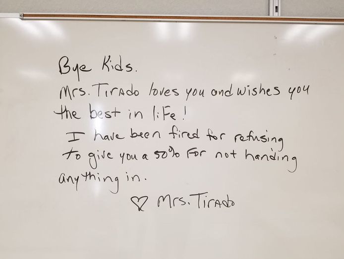 Het berichtje dat juffrouw Tirado voor haar leerlingen achterliet op het schoolbord.