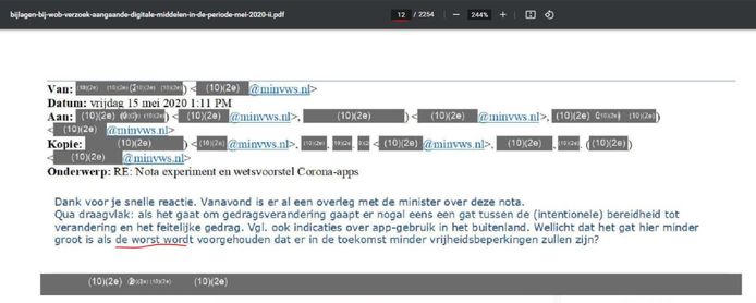 In de mails schrijven ambtenaren onderling over de wetten en regels.