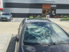 Starbucksmedewerker gaat door het lint na opmerking van klant en stampt autoruit kapot