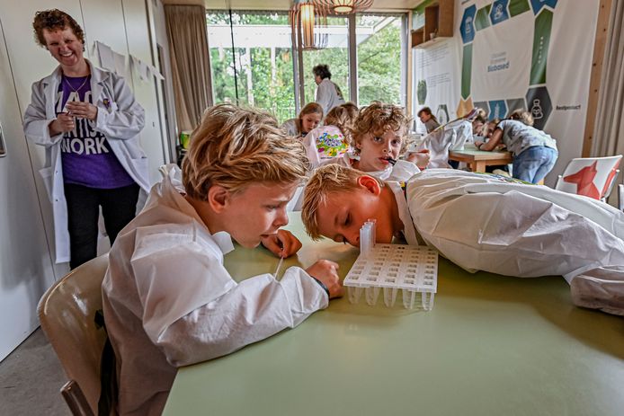 2021-08-30 - BERGEN OP ZOOM - Foto: Pix4Profs/Peter Braakmann - Mad Science start vandaag bij StayOkay in Bergen op Zoom. Kinderen gaan het bos in, doen proefjes bij StayOkay