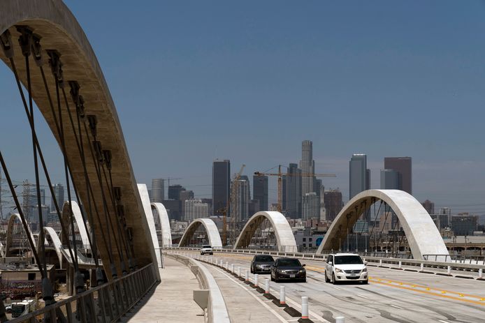 Auto's rijden over het 6th Street Viaduct in Los Angeles, archiefbeeld van juli vorig jaar. Eerder die maand werd de brug feestelijk geopend. Maar sindsdien gebeurt er elke dag wel wat.