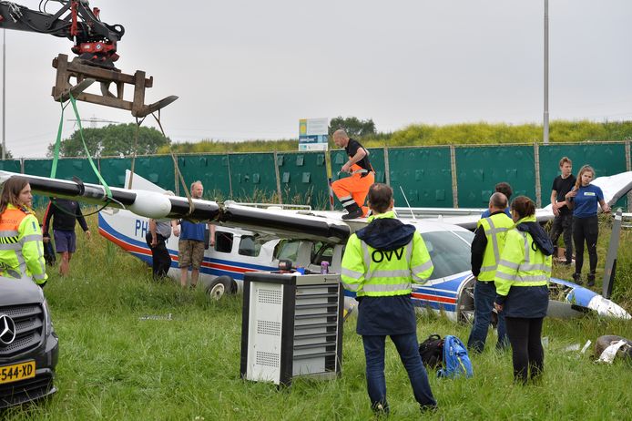 Gecrasht vliegtuig wordt compleet uit elkaar gehaald naast ...